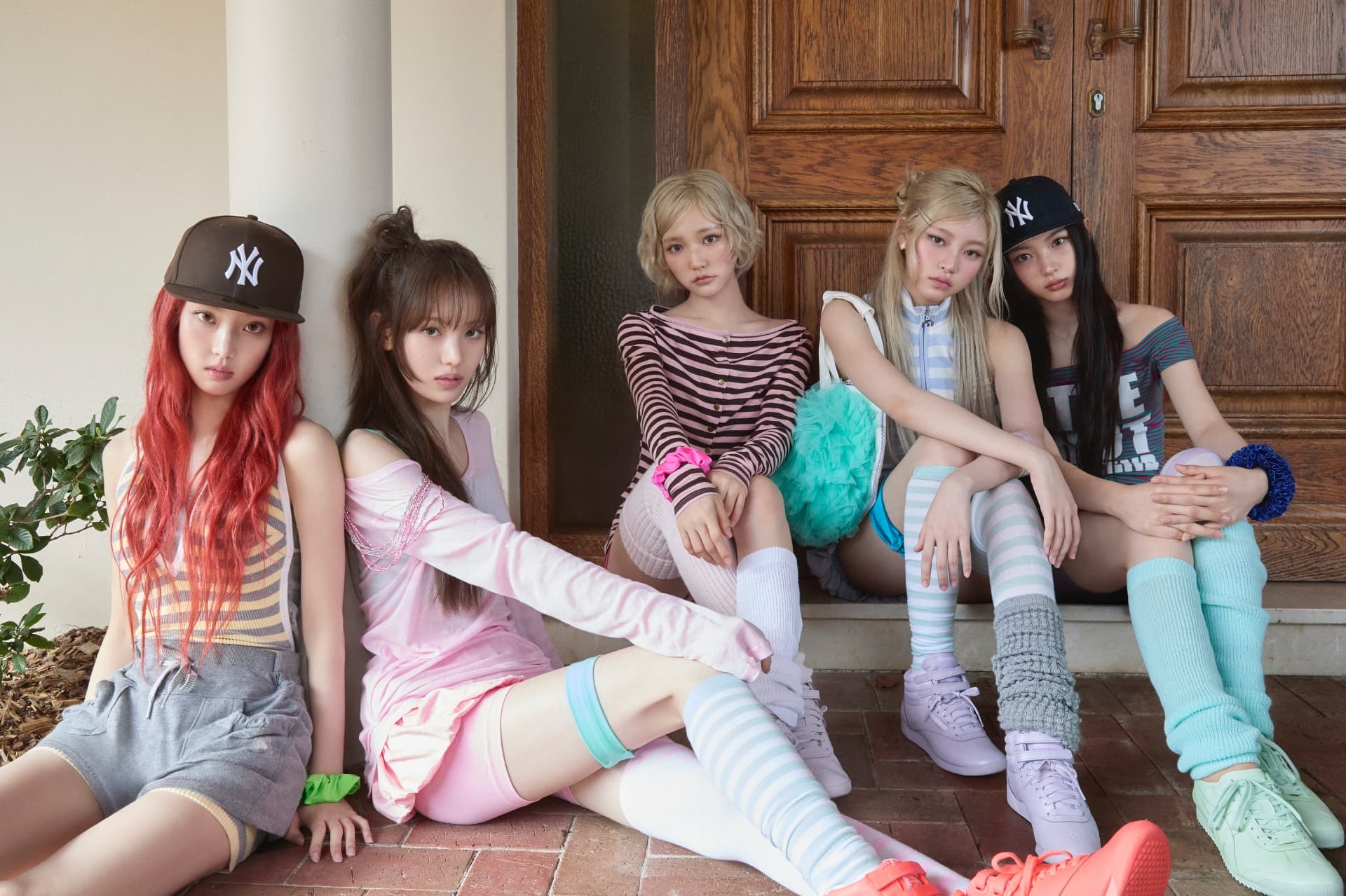 KiiiKiii official five-member group profile photograph